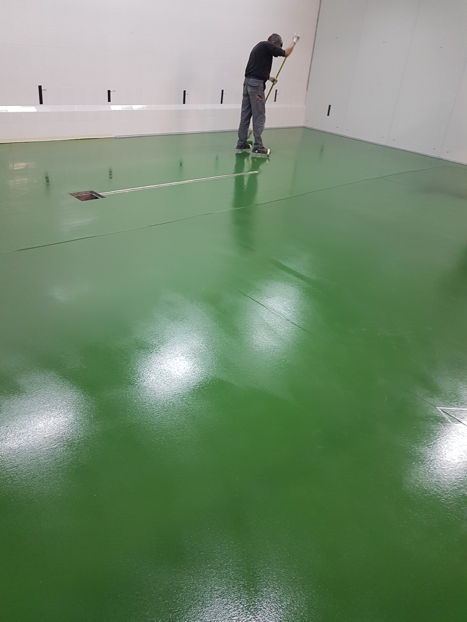ŻYWICZNA POWŁOKA ZABEZPIECZAJĄCA POSADZKĘ BETONOWĄ